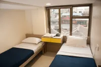 City Hotel Hotels near Flora Fountain