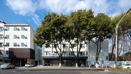 Qingmu Platinum Hotel (Nanjing Shuiximen Street Mochouhu Subway Station Shop)