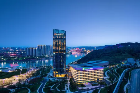 Hualuxe Yibin Hotel  by lHG Отели рядом с достопримечательностью «Li Zhuang Lv You»