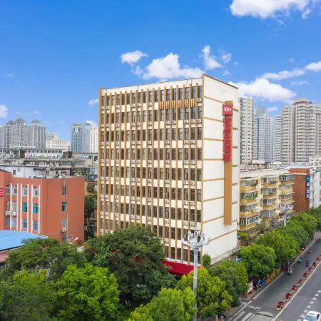 Ibis Hotel (Kunming Railway Station) Отели рядом с достопримечательностью «Конгресс-центр Kunming Hall»
