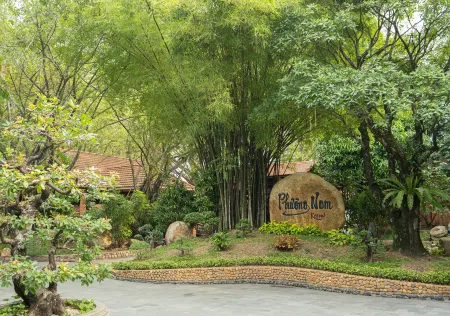 Phuong Nam Resort Отели в г. Thuận An