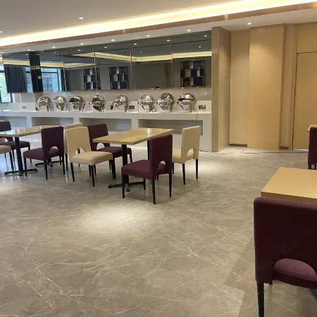 Lavande Hotel Doumen Center zhuhai City Отели рядом с достопримечательностью «Храм Цзиньтай»