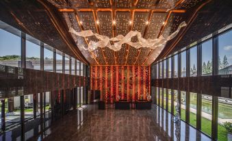 The lobby is illuminated by a large chandelier hanging from the ceiling at Taizhou Yuanzhou Phoenix Villa VIP Building