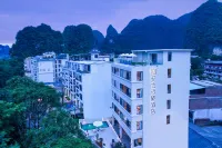 花也行旅飯店（陽朔遇龍河夏棠碼頭店） 溪溪裏星空露營基地附近的飯店