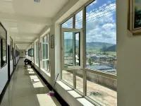 Qilian Cloud Bed and Breakfast - parkir