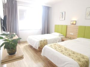 Chengdong Holiday Hotel (Yangshuo Lijiangjiang Scenic Area)