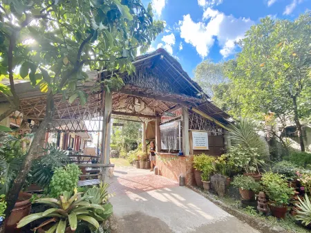 RedDoorz Hostel @ Megans Paradisio Beach Resort Отели рядом с достопримечательностью «Zambales Destination»