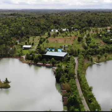 D'Bamboo KAMP Desa Wisata Ekang Отели рядом с достопримечательностью «Залив Treasure»