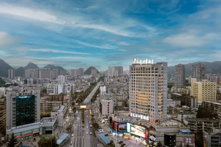 Fairyland Hotel (Liupanshui High-speed Railway Station People's Square) Отели рядом с достопримечательностью «Bijiashan Park»