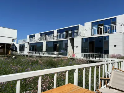 Nilka County Qian Cao Ju Homestay (Tangbula Mengkete Scenic Area) Hotels near Siqin's Camping Base