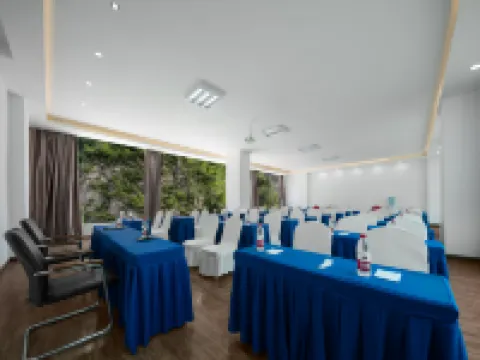 BIPENG SEASONSPRING RESORT Hotels in Li County