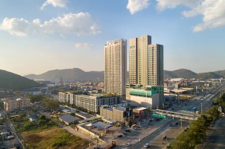 Holiday Inn & Suites Siracha Laemchabang Отели в г. Si Racha