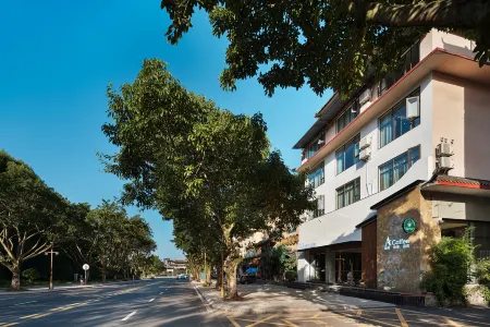 Return to Emei mountaineer Hotel Отели рядом с достопримечательностью «Jiulao Cave»