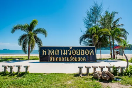 The Beach Village Resort Отели рядом с достопримечательностью «Kaeo Cave»