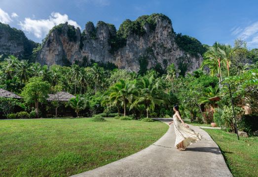 반 사이나이 리조트의 수영장 전경