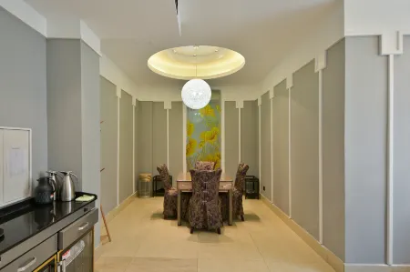 HUAYUE  HOTEL Отели рядом с достопримечательностью «Xinyang Normal University»