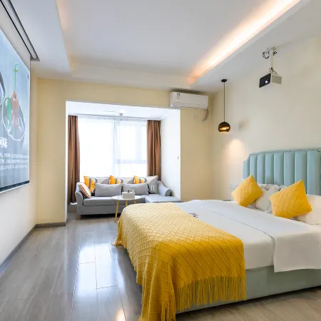 Quzhu Hotel (East Lake Branch of Wuhan University at street entrance)