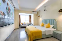 Quzhu Hotel (East Lake Branch of Wuhan University at street entrance)