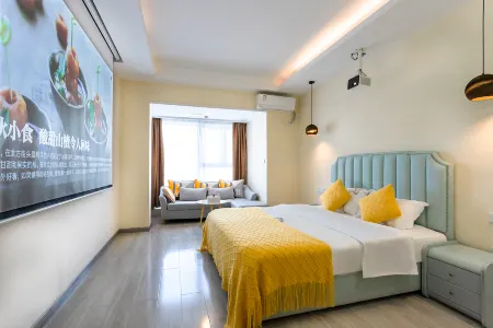 Quzhu Hotel (East Lake Branch of Wuhan University at street entrance) Отели рядом с достопримечательностью «Wuhan University of Engineering, College of Posts, Telecommunications and Information Engineering (Academy of Posts and Sciences Branch)»