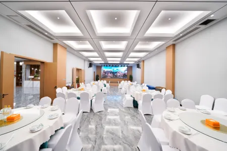 New Bingkai International Hotel (Wetland Park Yellowstone North Station) Отели в г. Хуанши