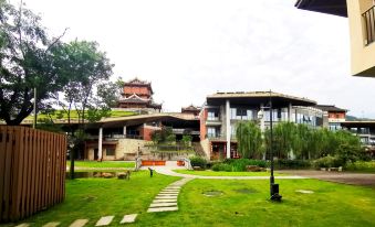 Huajian Guanshanyue Hotel (Emeishan Huangwan Visitor Center)