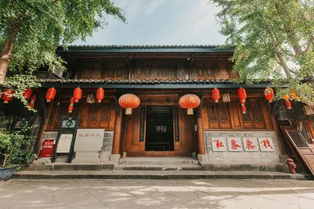 Du Family Chinese Inn (Langzhong Ancient City Huaguang Tower) Отели рядом со станцией Langzhong Railway Station