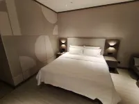 Quanqi Qingju Hotel (Danyang Railway Station Glasses City)