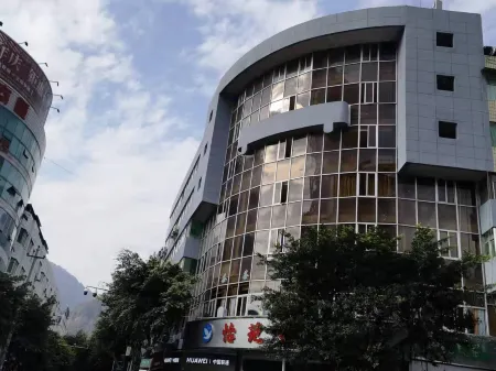 Yiyuan Hotel Отели рядом с достопримечательностью «SiChuan YaAnShi ShiMianXian BuXingJie»