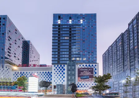 Guiyang Air Travel · Hotel Transfer · YOUNG AND FASHION (Longdongbao Airport Outlet Store) Отели рядом с достопримечательностью «Jiaxiu Square Public Lavatory»