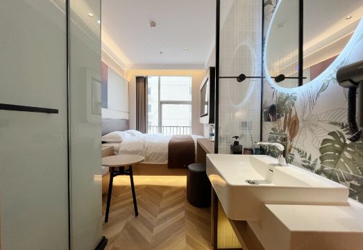 North Shore Hotel 침실