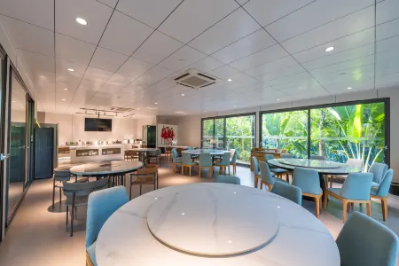 Yunqi Four Seasons Hotel Отели рядом с достопримечательностью «Tropic Rain Forest Scenery Spot of Five Finger Mountain»