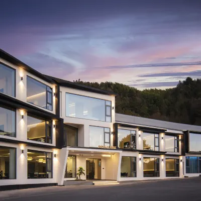 Residing in the Mountain Clouds and Gorges · CLOUD Mountain Wild Resort 浙北大峡谷周辺のホテル