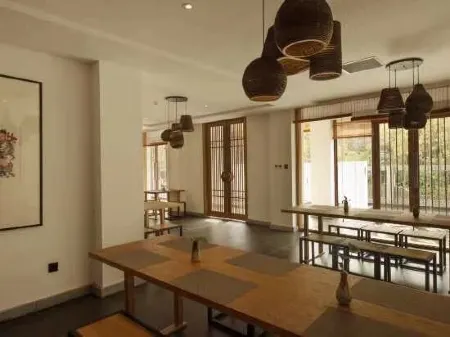 Moshe Hotel (Xihua Oriental International) Отели рядом с достопримечательностью «Jizi Reading Platform»