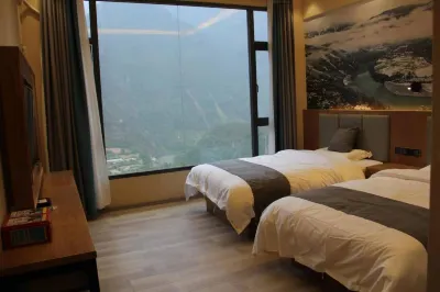 Holiday Inn Gongshan Fuxin Hotels near Puhua Temple