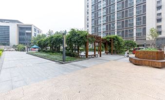 Zixuan Qiansu Home Apartment (Tongren Hospital Rongchang East Street Subway Station Branch)