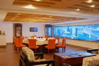 Dalian Spring Hotel (City Government People's Square Subway Station Branch) Отели в г. Далянь