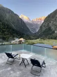 Yubeng Holiday Inn