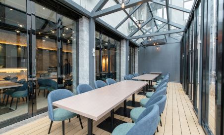 Atour Hotel (Nanjing Zhushan Road Metro Station) - Housity
