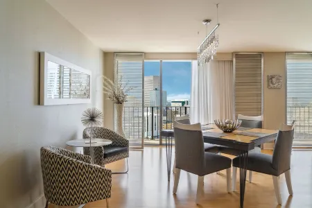 Hyatt Regency Miami Отели рядом с достопримечательностью «Литл Хайти»