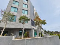 Ocean Blue Hotel Отели рядом с достопримечательностью «Музей медведей Джоан»