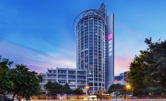 A large building with an office tower in the middle and other buildings surrounding it at Yishang Hotel (Guangzhou Beijing Road Pedestrian Street Tianzi Wharf)