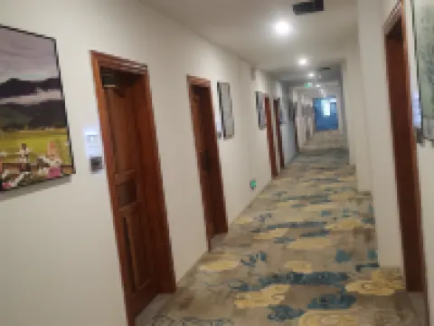 โรงแรมบ่อน้ำพุร้อนชวน รุ่ยลี่ โรงแรมในรุ่ยลี่