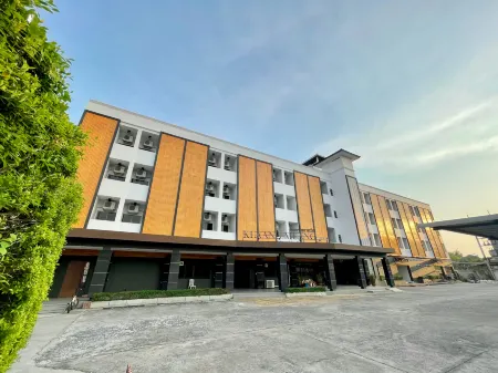 Klaang Muang Hotel Rayong Отели рядом с достопримечательностью «Laem Charoen Beach»