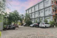 Grand Valonia Hotel Cafe & Park Jember - parkir