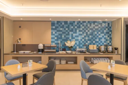 Qian Tu Hotel(Chongqing Wushan County Municipal Plaza) Отели рядом с достопримечательностью «Daning River Ancient Plank Road Relic Site»