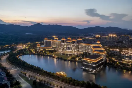 Crowne Plaza Xiangyang Fuchun Lakeside Отели рядом с достопримечательностью «Xiangyang Vocational and Technical College»