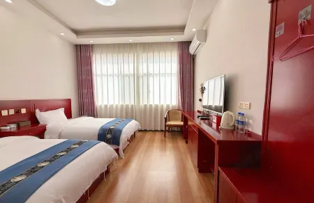 Eight Days Manor Holiday Hotel Отели рядом с достопримечательностью «Dongchuan Red Land»