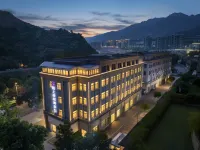 Moshang Qingju Hotel (Chongqing Fengjie High-Speed Railway Station Binhe Park Branch) - parking