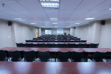 Homeinn · neo (Chongqing Shiqiaopu Subway Station) Отели рядом с достопримечательностью «Chongqing Institute of Public Administration»