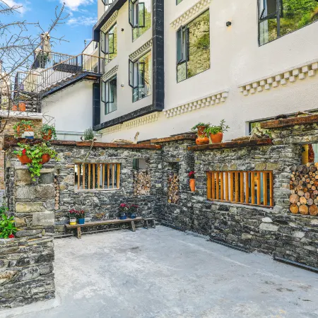 Li Xiangguo Wenquan Homestay (Li Xiaolu Bipenggou Scenic Area)